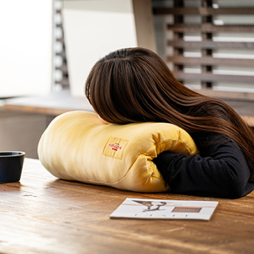 ミニバームロール 居眠り枕の使用イメージ